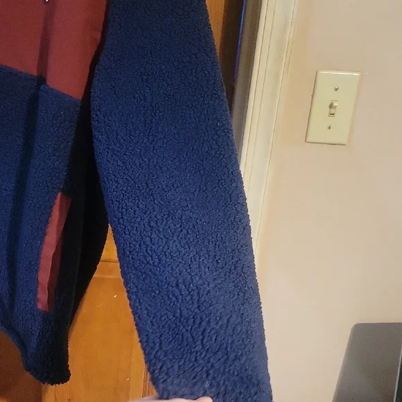 Hurley Blue and Red Puffer Jacket with Sporty Style - Picture 4 of 5